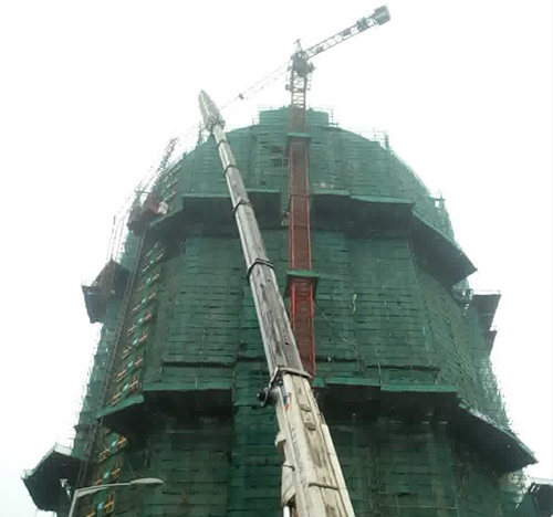 芦淞吊车在工地上作业
